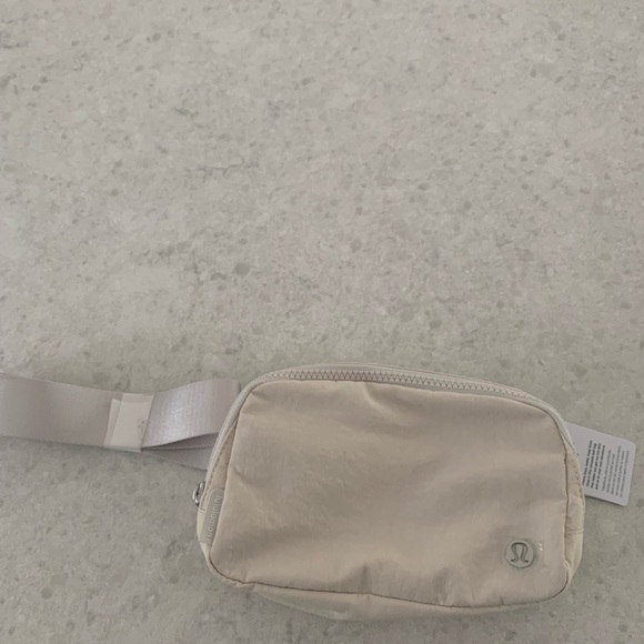 Brand new Lululemon pouch never used $25 - Picture 1 of 2
